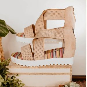 NWOB Very G Allie Wedge Sandal Cream Size 7.5